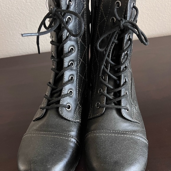 Boots by Guess - Picture 3 of 4